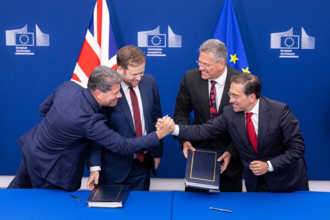 La UE i el Regne Unit signen l’acord que fa desaparèixer la frontera de Gibraltar