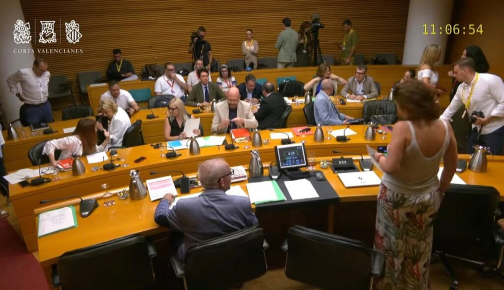 Un micròfon obert capta un diputat de Vox a les Corts vantant-se de tenir informació privilegiada de la fiscalia