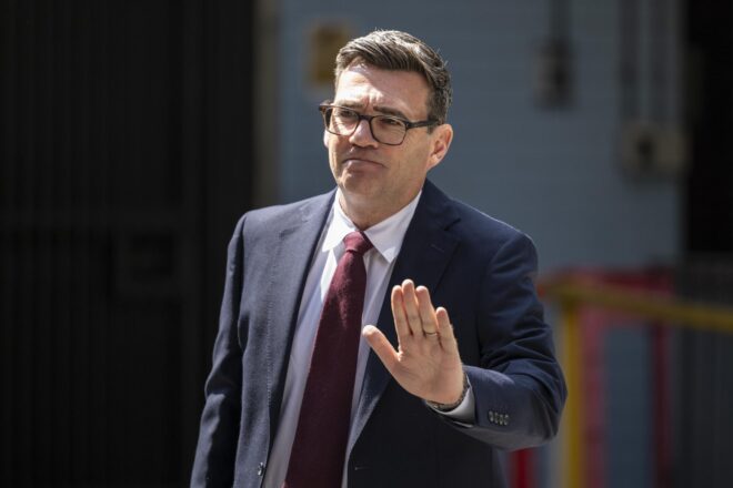 Andy Burnham promet de descentralitzar el govern britànic en el primer discurs com a dirigent laborista