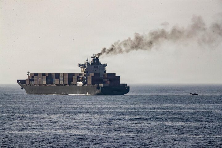 Un vaixell de mercaderies a la mar Aràbiga (fotografia: US Navy / Zuma Press / Europa Press).
