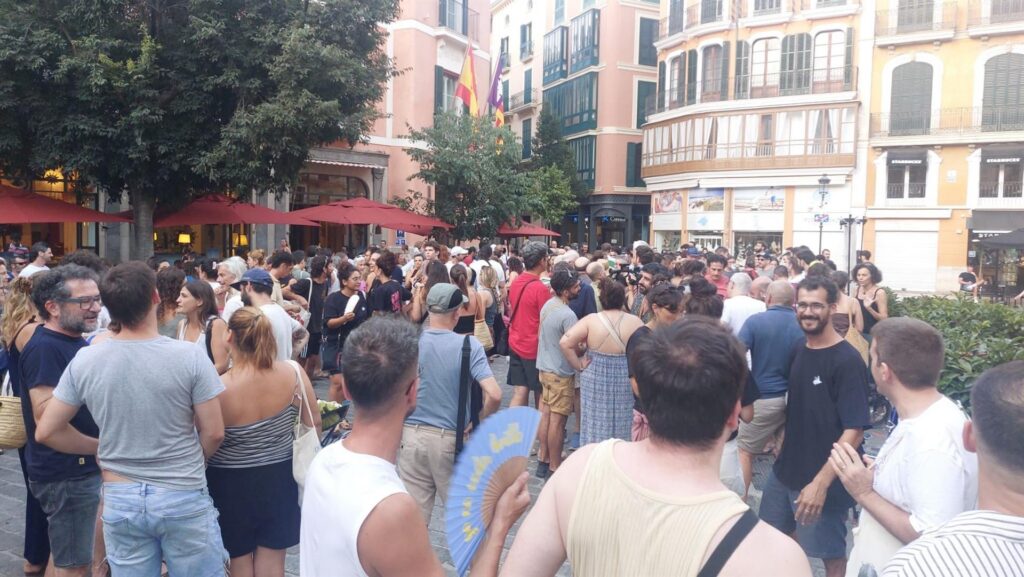 Unes dues-centes persones desafien la prohibició del Sopar a la Llesca i s’apleguen a la plaça de Cort