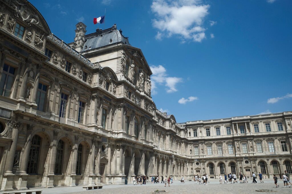 Reobre la galeria Apol·lo del Louvre després de nou mesos tancada pel “robatori del segle”