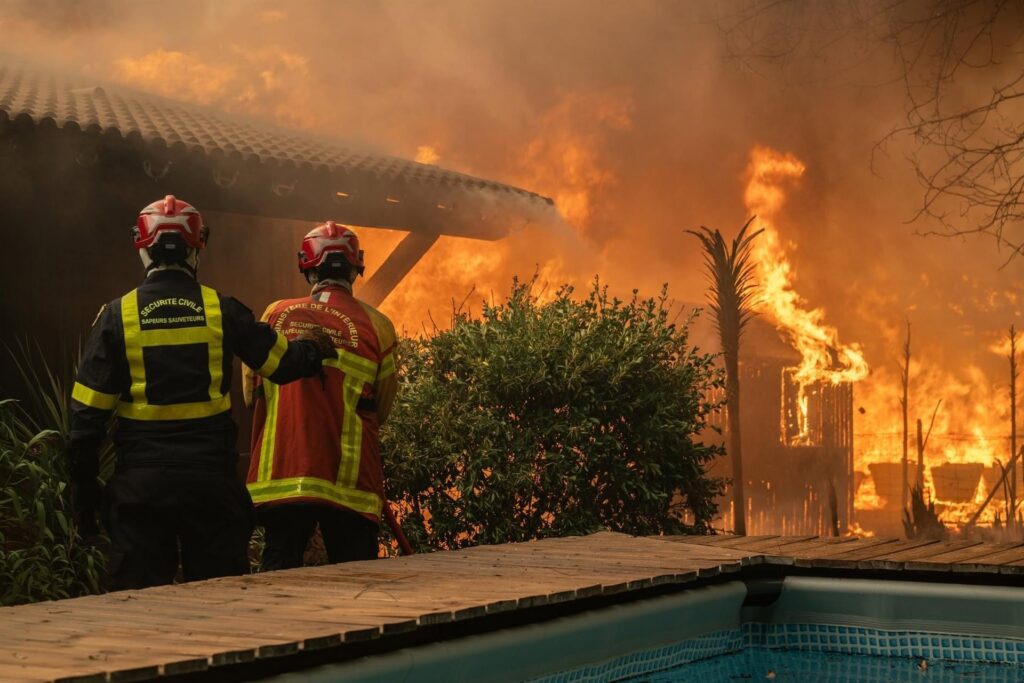 Macron ordena la mobilització de l’exèrcit per lluitar contra el gran incendi a Occitània