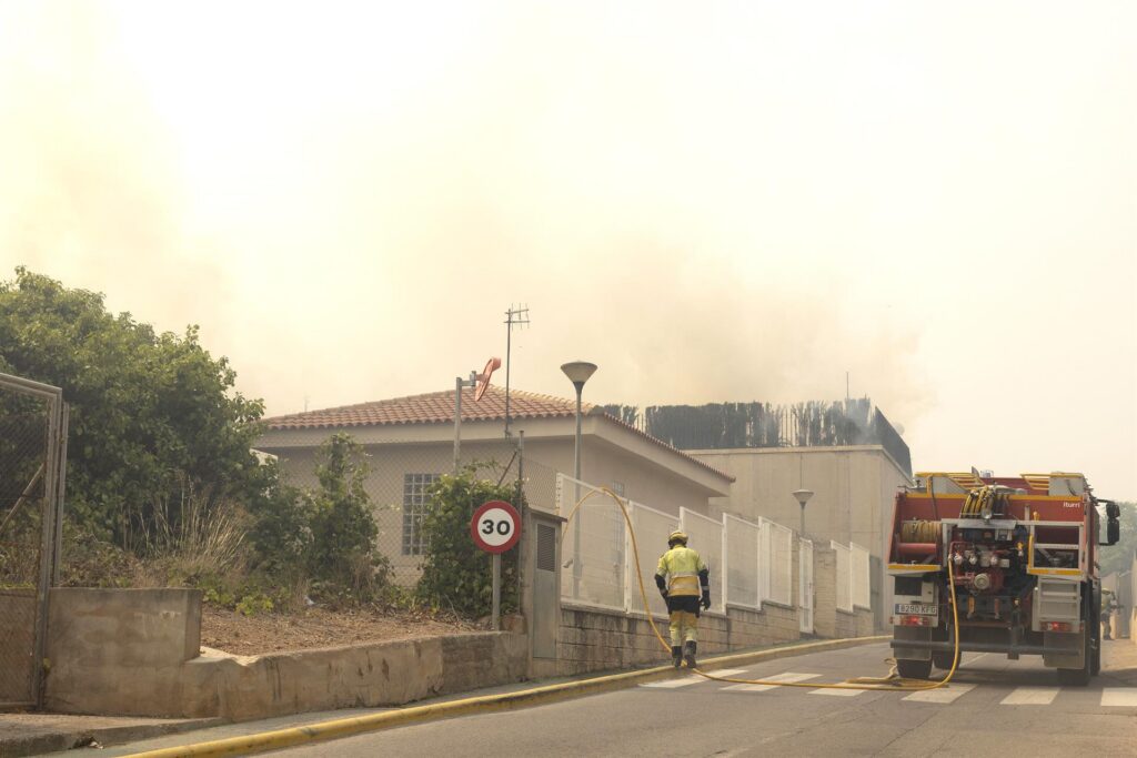 L’incendi de la Vall d’Uixó està fora de la capacitat d’extinció