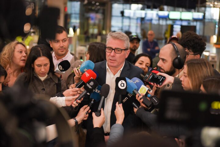 Antonio Carmona, atenent els mitjans a l’estació de Sants (Barcelona) el 23 de gener de 2026. Fotografia: Alberto Paredes / Europa Press.