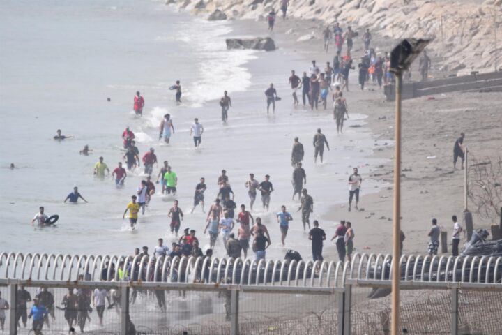 Diversos migrants intenten creuar la frontera nedant, 30 de juliol de 2026, a Ceuta (estat espanyol).