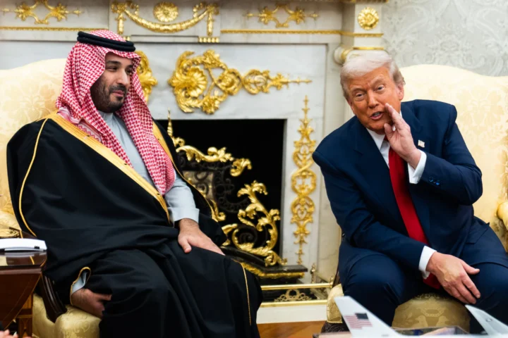 El príncep hereu saudita, Mohammed bin Salman (esquerra), amb el president dels Estats Units, Donald Trump (dreta), al Despatx Oval de la Casa Blanca, el novembre de l'any passat (fotografia: Demetrius Freeman/The Washington Post).