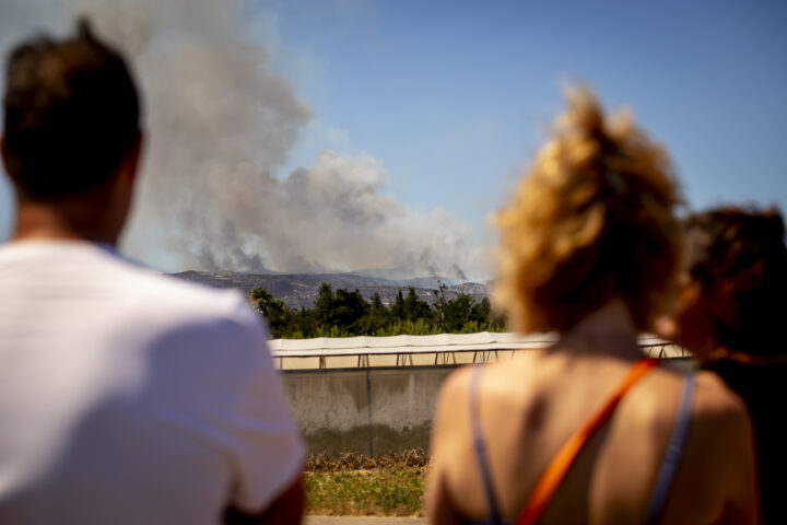 Dues persones observen l'incendi que va començar a Trevillac i que es va escampar de seguida cap al Conflent (fotografia: Albert Salamé).
