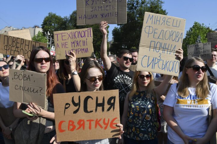 Ciutadans ucraïnesos protesten contra la destitució de Mikhailo Fèdorov com a ministre de Defensa a Lviv, a Ucraïna, ahir (fotografia: Mykola Tys/Efe).