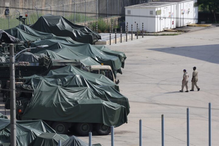 Vehicles militars coberts en una base de l'exèrcit dels Estats Units, aquesta setmana (fotografia: Yonhap/Efe).