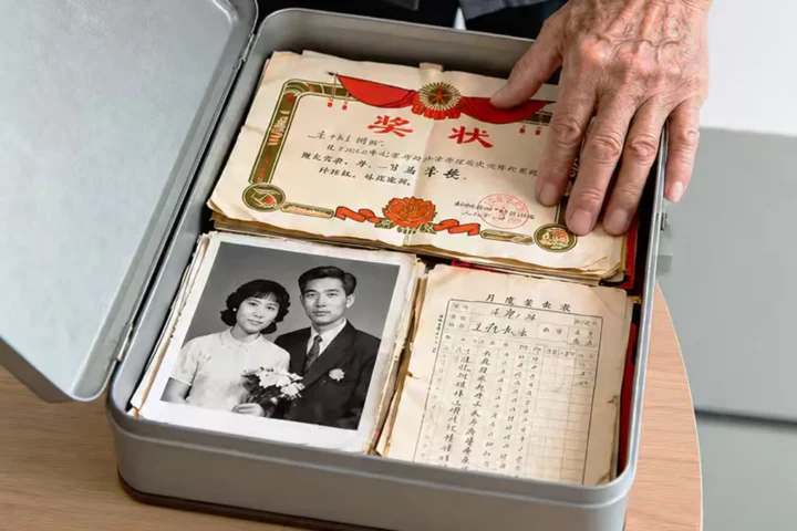 Un client de Time Bank mostra una capsa amb records familiars (fotografia: Time Bank/The Washington Post).