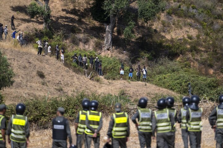 Les forces marroquines detenen 294 emigrants que intentaven d’arribar a la frontera de Ceuta