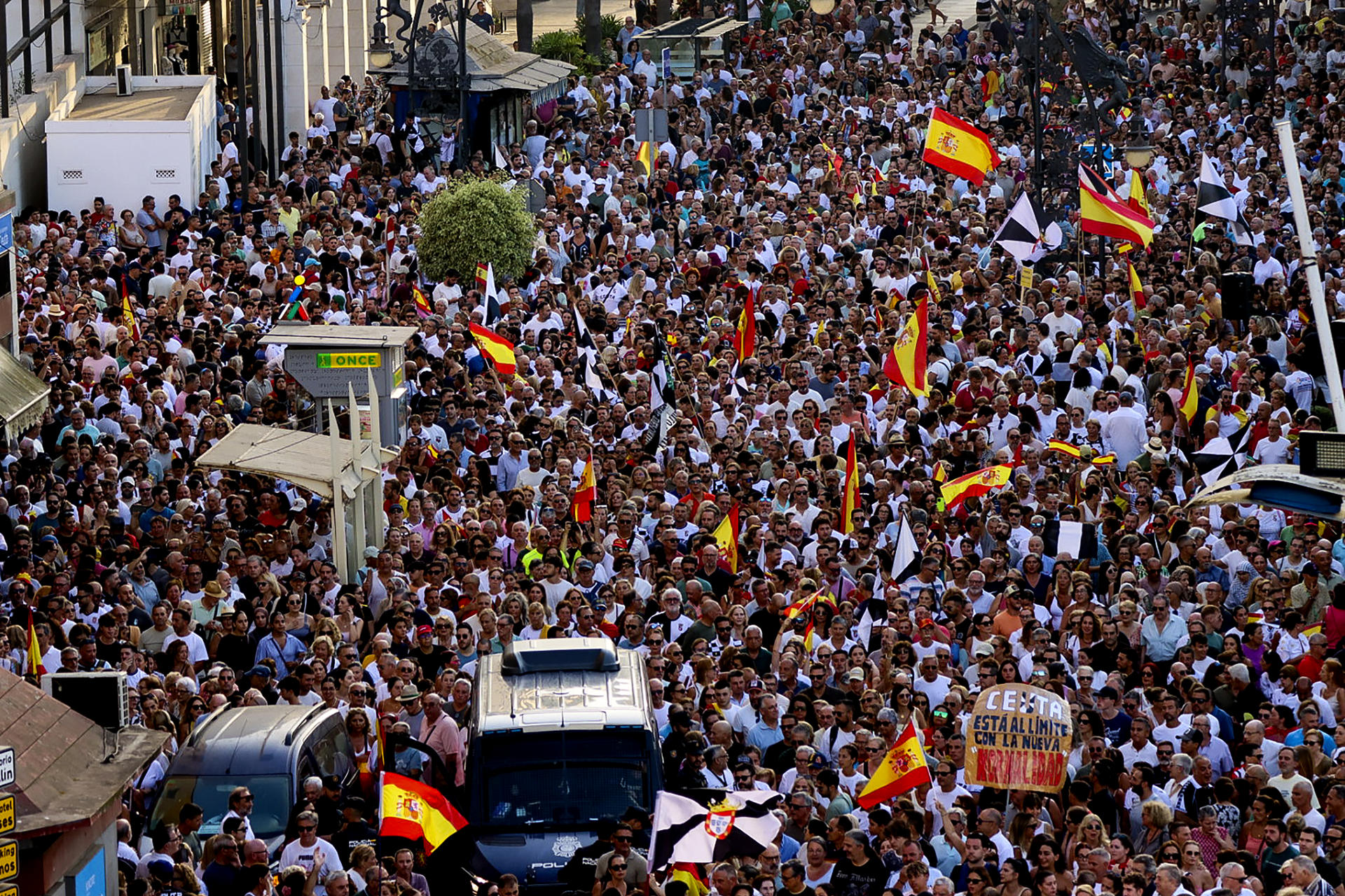 Milers de veïns de Ceuta es manifesten i reclamen una resposta a les entrades irregulars