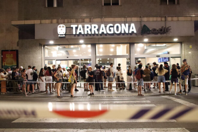 Col·lapse i aglomeracions a l’estació de Tarragona, plena de persones intentant tornar després de veure l’eclipsi