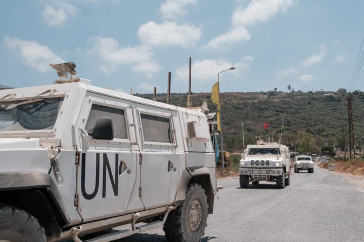 Un comboi de vehicles humanitaris al nord de la zona d'amortiment israeliana a Naqura, al Líban, el mes passat (fotografia: Guy Peterson/The Washington Post).