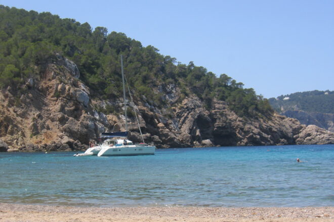 [VÍDEO] Els banyistes d’una platja d’Eivissa fan fora a xiulets un vaixell que estava ancorat sobre posidònia i es negava a marxar