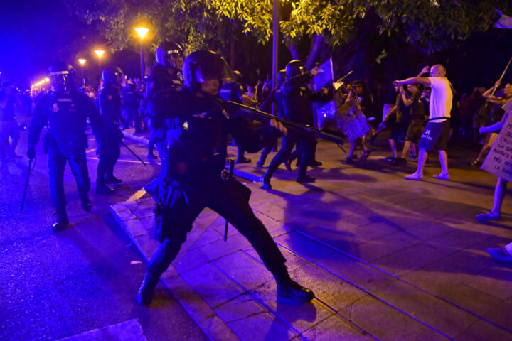 Càrregues policíques durant la manifestació contra la saturació turística (fotografia: Miquel Àngel Borràs / EFE.)