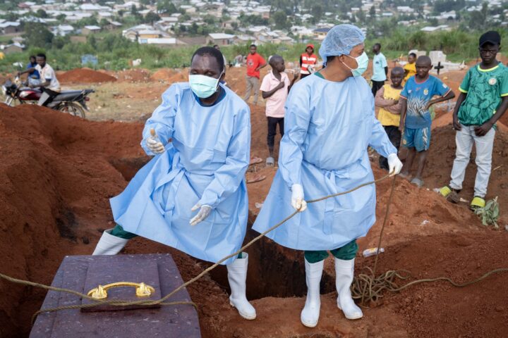 Operaris amb equipament de protecció enterren un mort d'Ebola a Bunia, a la República Democràtica del Congo, la setmana passada (fotografia: Dieudonne Dirole/Efe).
