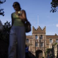 La mort d’un professor negre de Cambridge, assetjat per l’extrema dreta després de ser acusat de plagi, sacseja Anglaterra
