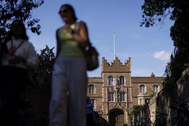 La mort d’un professor negre de Cambridge, assetjat per l’extrema dreta després de ser acusat de plagi, sacseja Anglaterra