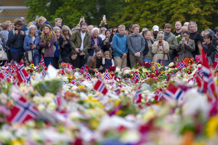 Ciutadans noruecs deixen flors en memòria del rei Harald davant del palau de la monarquia del país a Oslo, ahir (fotografia: Cornelius Poppe/Efe).