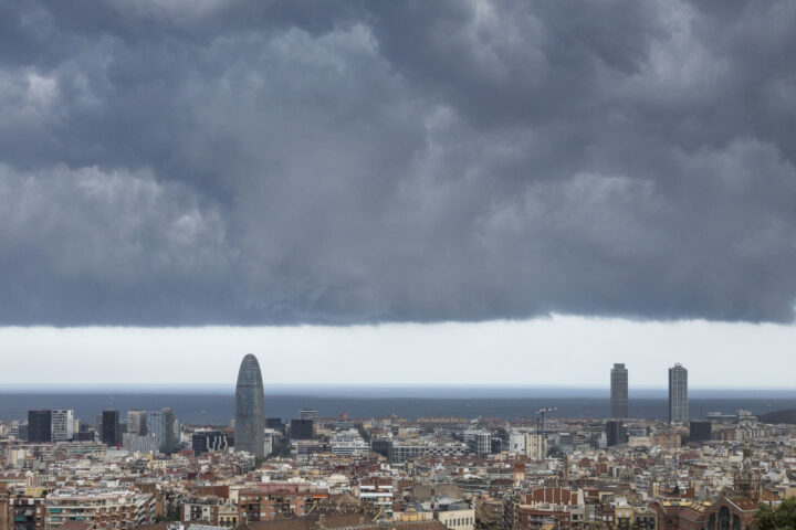 Barcelona, sota els núvols