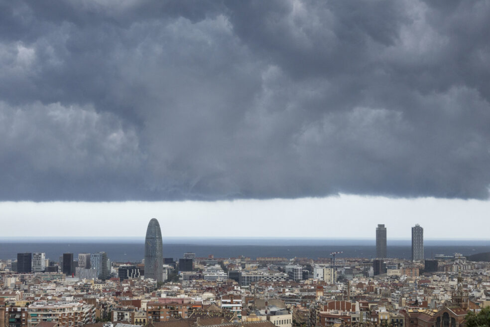 Barcelona, sota els núvols