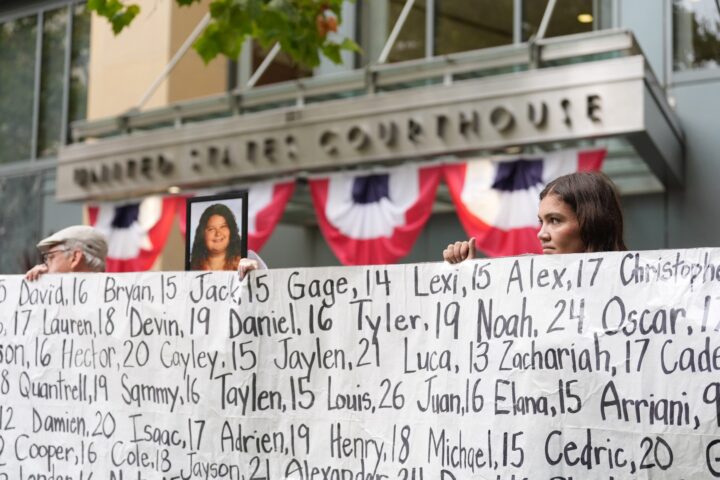 Demandants del judici contra Meta a Oakland, a Califòrnia, mostren un cartell amb noms de joves que descriuen com a víctimes de les plataformes de la companyia, la setmana passada (fotografia: Kanoa Shim-Ly/Efe).