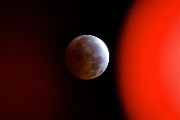 Un moment de l'eclipsi (fotografia: EFE / José Manuel Vidal.)