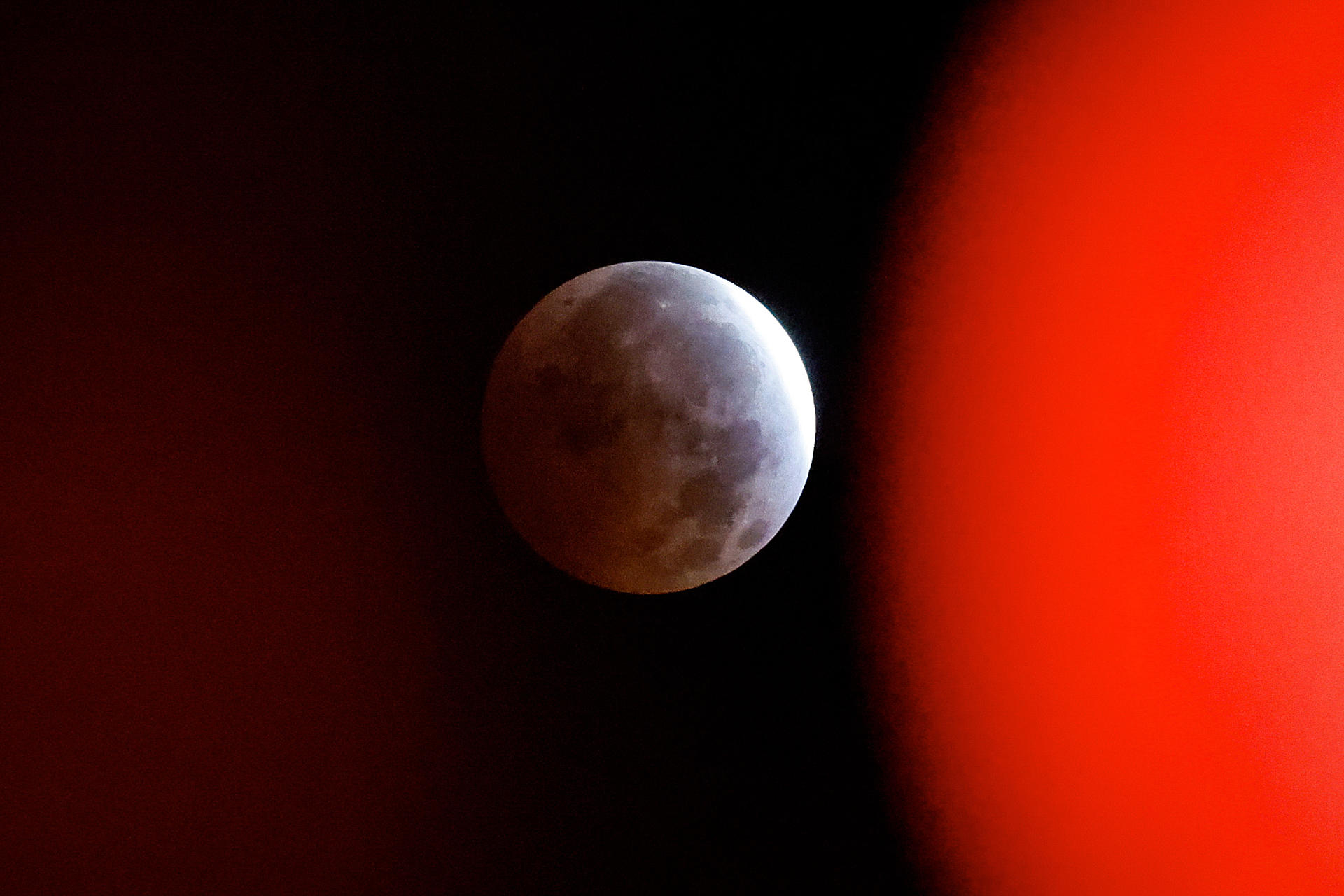 [RECULL FOTOGRÀFIC] Les millors imatges de l’eclipsi de Lluna