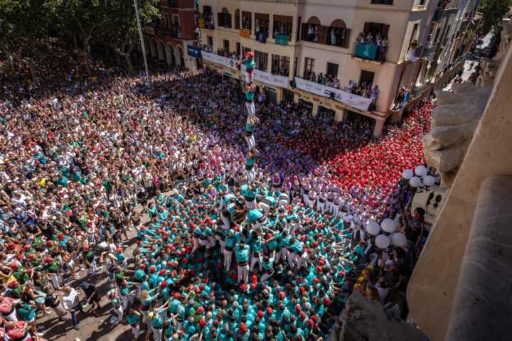 El pilar dels Castellers de Vilafranca una vegada descobert el 3 de 9 amb folre i l'agulla (fotografia: ACN / Jordi Borràs).