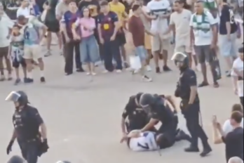 La policia agredint diumenge a Elx a un afeccionat del Barça a qui li havien robat una estelada