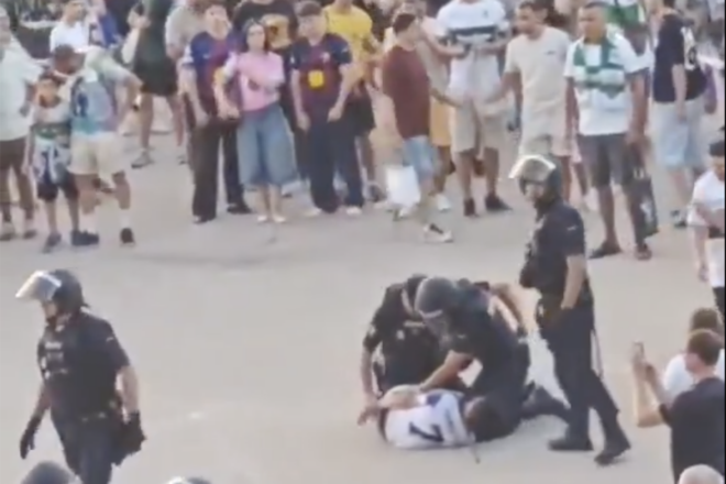 L’Ajuntament de Barcelona condemna les actuacions de la policia espanyola contra afeccionats que exhibien estelades