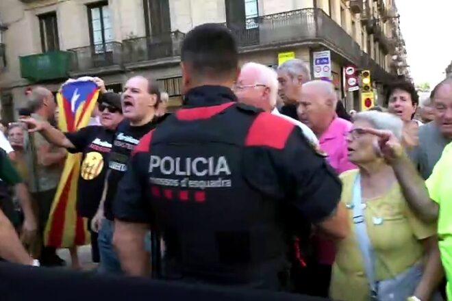 [VÍDEO] El portaveu de Vox s’encara amb un grup d’independentistes després de l’homenatge pel 17-A