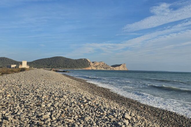 Els abocaments d’aigües fecals atribuïts a l’aeroport d’Eivissa obliguen a tancar un tram de platja