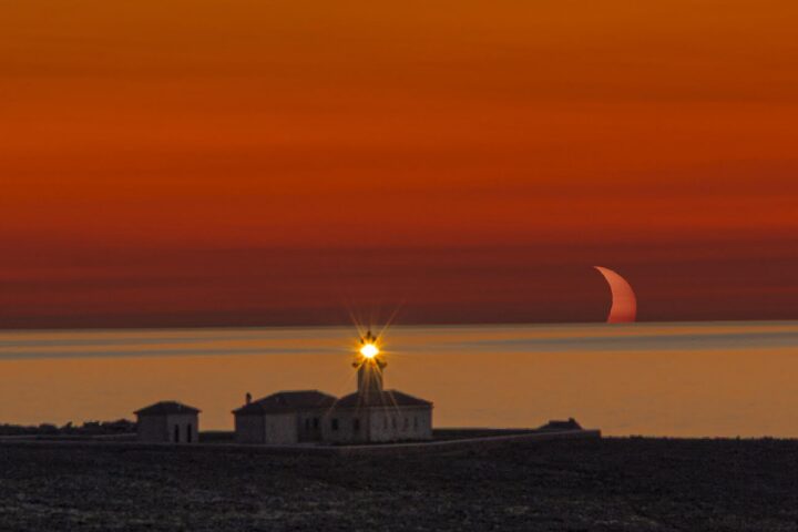 El far de Punta Nati i la segona fase de parcialitat de l'eclipsi del 12 d'agost de 2026 (Fotografia: Antoni Barber)
