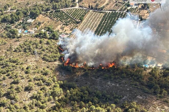 Un incendi forestal a Llíria obliga a desallotjar unes quantes cases