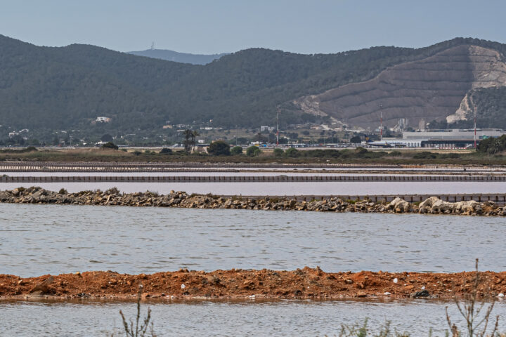 El parc natural de les Salines, a Eivissa, amb l'aeroport al fons a la dreta (fotografia: A.Savin / Viquipèdia).