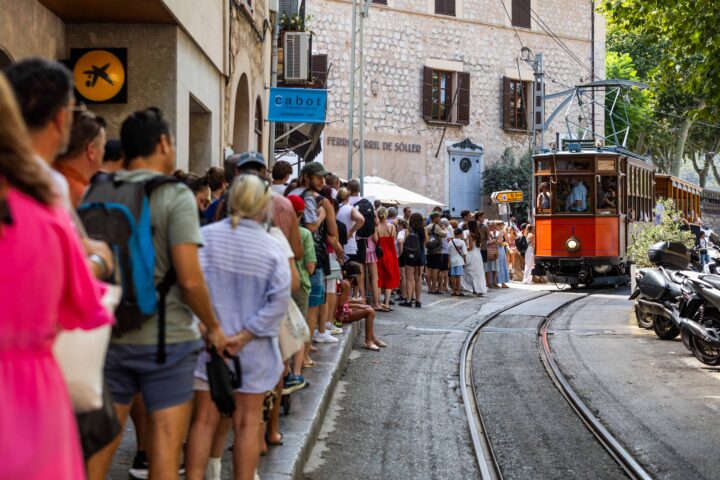 Turistes fan cua per agafar el tramvia que els durà al port (fotografia: Martí Gelabert.)