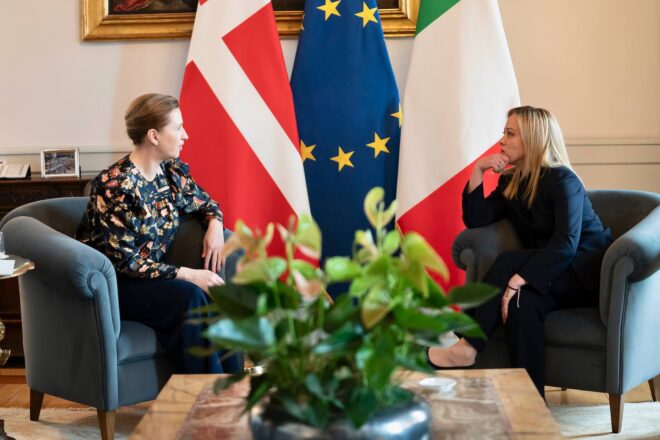 Itàlia i Dinamarca s’alien contra la “immigració descontrolada” i reclamen centres de deportació fora de la UE