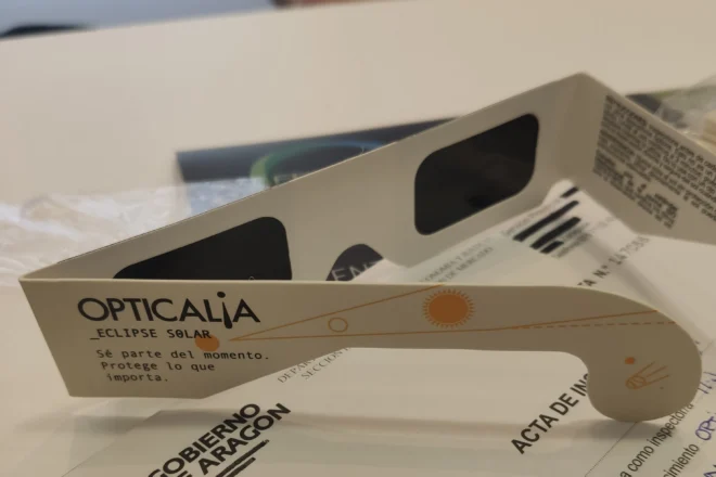 Retiren sis models d’ulleres per a l’eclipsi pel risc de danys a la retina