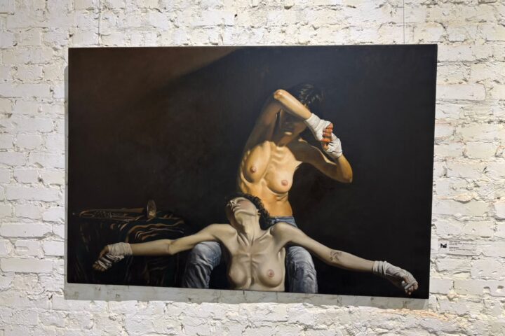 El quadre ‘Pietat’, del pintor Henyk Ravskyy, al museu d’art contemporani dels Korsak, a Lutsk, emula la Pietat de Miquel Àngel amb dues soldades ucraïneses.