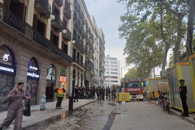 Desallotgen l’FNAC de la Rambla de Barcelona per l’incendi d’un transformador elèctric