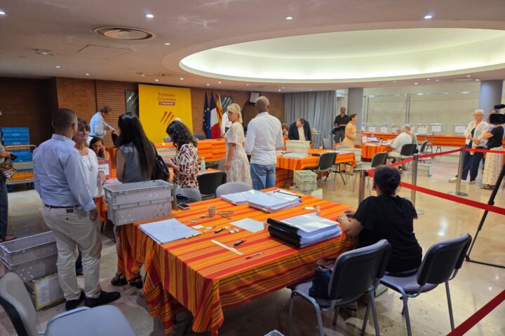 Un moment del recompte de la consulta, divendres passat a la seu del Consell Departamental (fotografia d’arxiu).