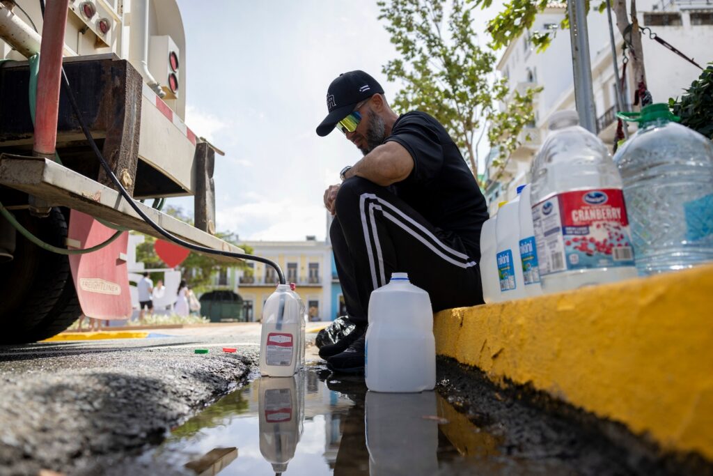 “Això és un caos”: la manca d’aigua potable a Puerto Rico deixa molta gent desesperada