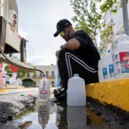 “Això és un caos”: la manca d’aigua potable a Puerto Rico deixa molta gent desesperada