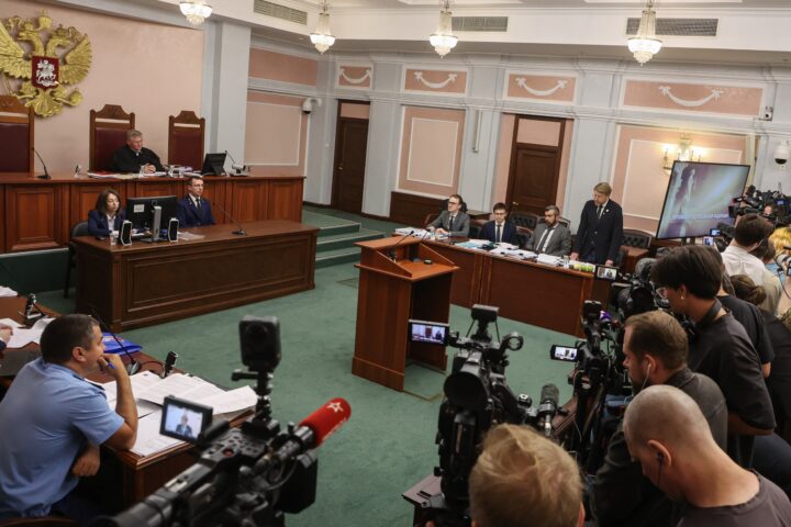 El cap de Iàbloko, Nikolai Ribakov (primer de la dreta), dilluns, durant l'audiència davant el Tribunal Suprem que culminà en l'expulsió del partit de les eleccions d'aquest setembre (fotografia: Sergei Ilnitski/Efe).
