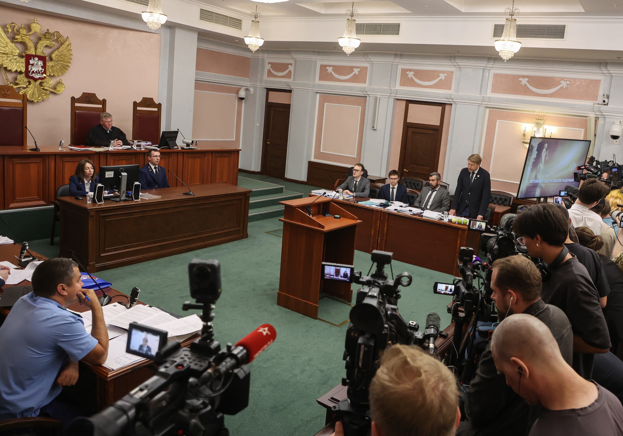El cap de Iàbloko, Nikolai Ribakov (primer de la dreta), dilluns, durant l'audiència davant el Tribunal Suprem que culminà en l'expulsió del partit de les eleccions d'aquest setembre (fotografia: Sergei Ilnitski/Efe).