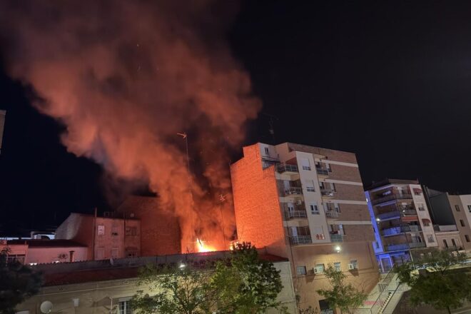 Un incendi en un taller de Lleida enfonsa el terra de la primera planta d’un bloc de pisos