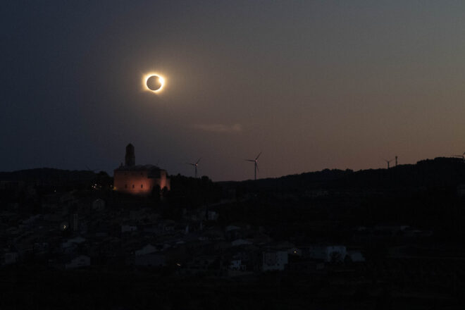 L'espectacular eclipsi total en trenta segons des de Corbera d'Ebre